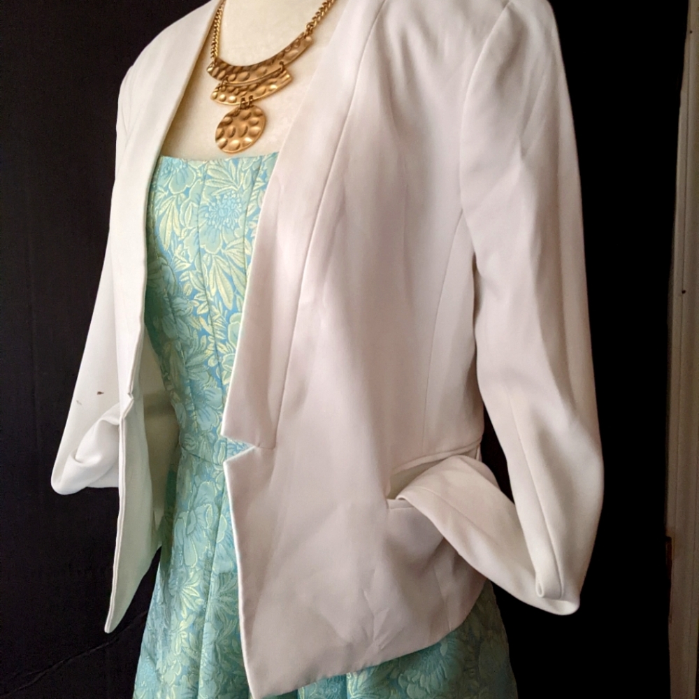 White cropped blazer